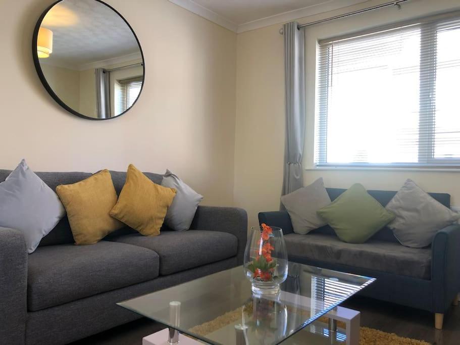 Edinburgh Street Home - Beautiful House With Free Parking And Wifi, Equipped With Comfy Furnitures Свіндон Екстер'єр фото