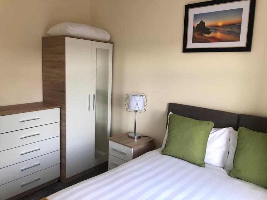 Edinburgh Street Home - Beautiful House With Free Parking And Wifi, Equipped With Comfy Furnitures Свіндон Екстер'єр фото