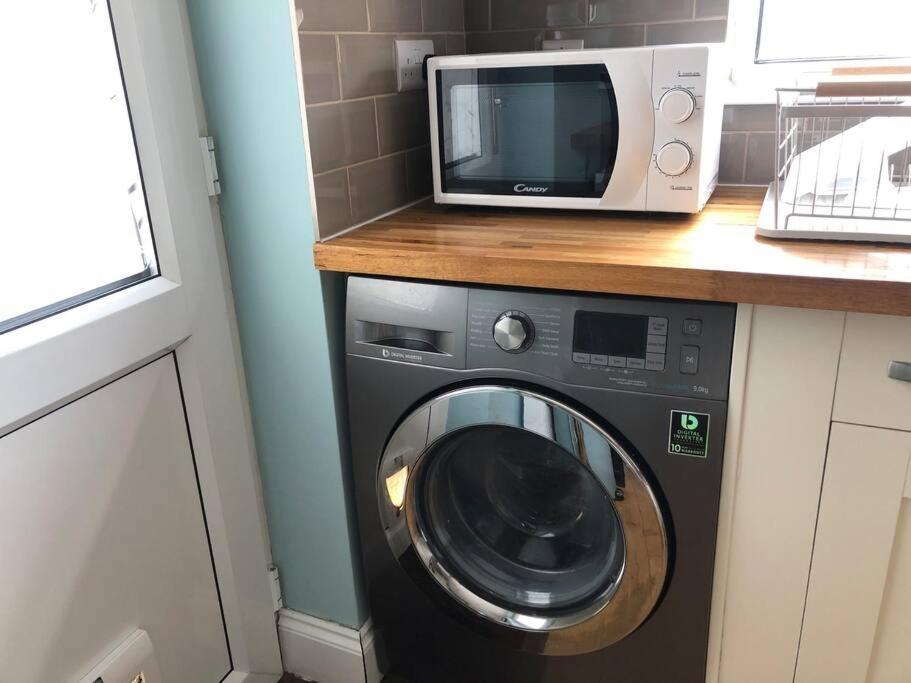 Edinburgh Street Home - Beautiful House With Free Parking And Wifi, Equipped With Comfy Furnitures Свіндон Екстер'єр фото