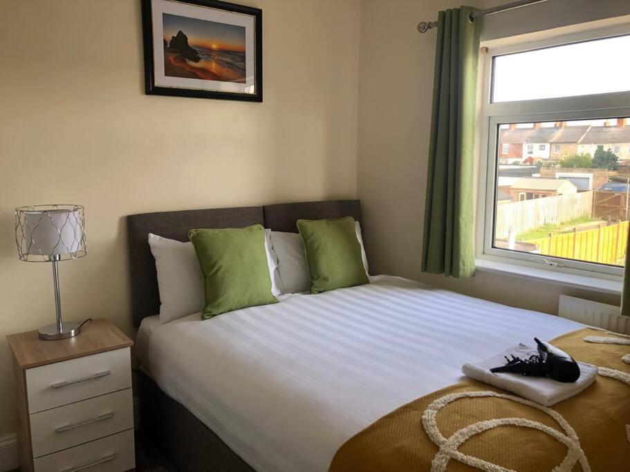 Edinburgh Street Home - Beautiful House With Free Parking And Wifi, Equipped With Comfy Furnitures Свіндон Екстер'єр фото