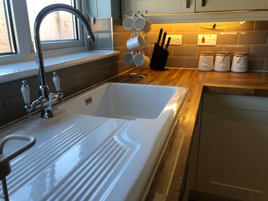 Edinburgh Street Home - Beautiful House With Free Parking And Wifi, Equipped With Comfy Furnitures Свіндон Екстер'єр фото