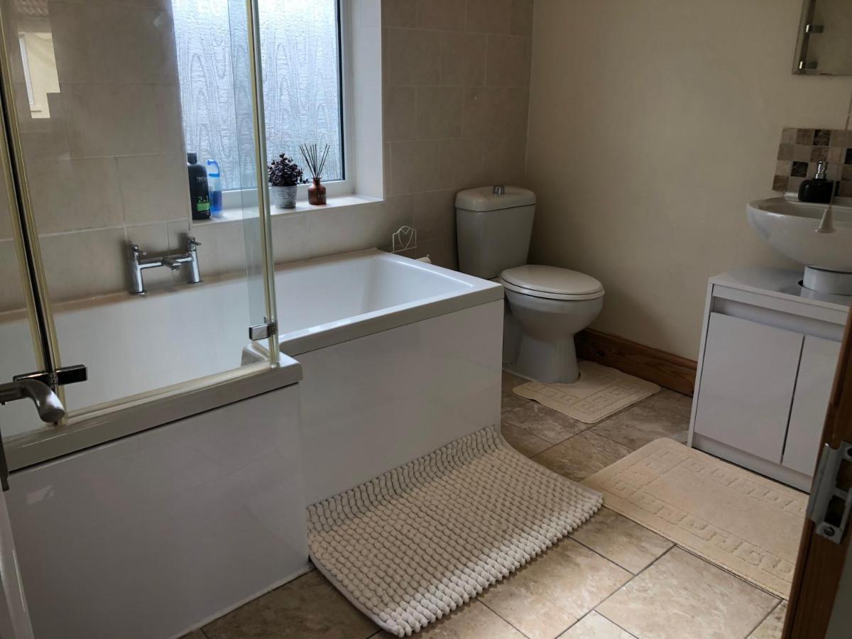Edinburgh Street Home - Beautiful House With Free Parking And Wifi, Equipped With Comfy Furnitures Свіндон Екстер'єр фото