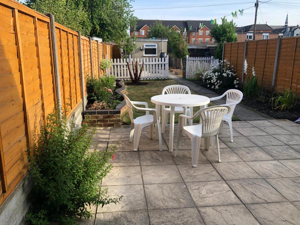 Edinburgh Street Home - Beautiful House With Free Parking And Wifi, Equipped With Comfy Furnitures Свіндон Екстер'єр фото