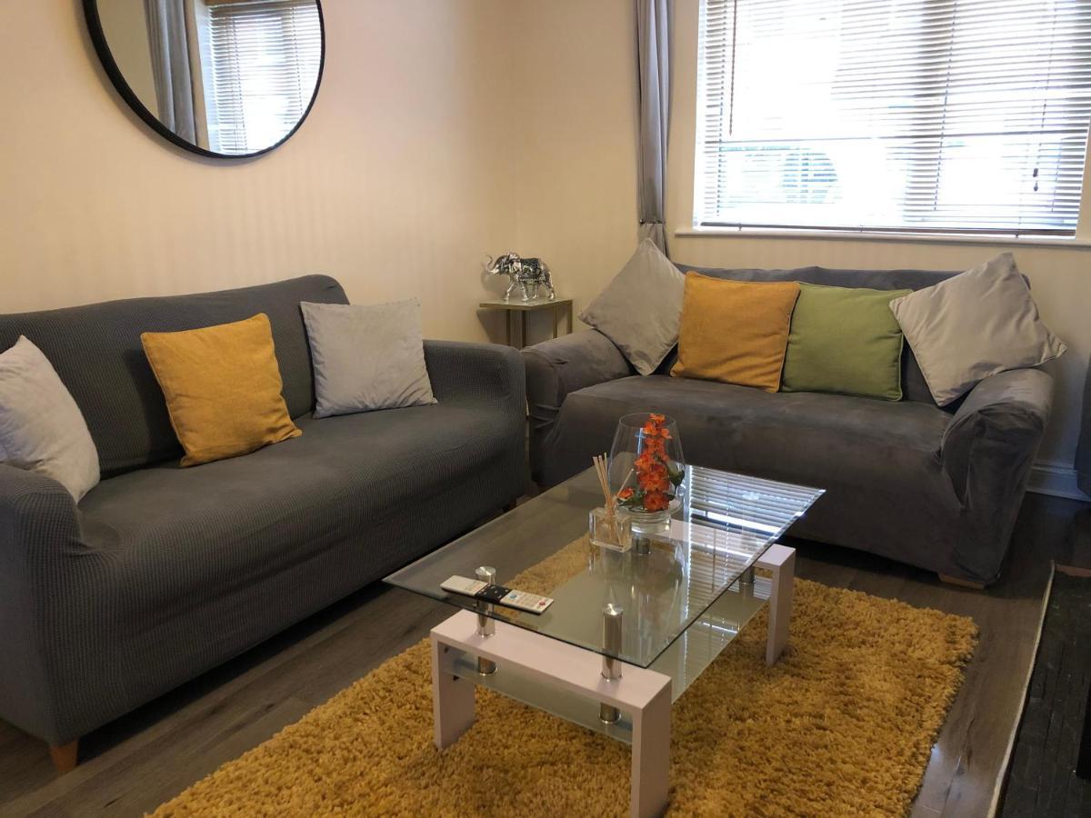 Edinburgh Street Home - Beautiful House With Free Parking And Wifi, Equipped With Comfy Furnitures Свіндон Екстер'єр фото