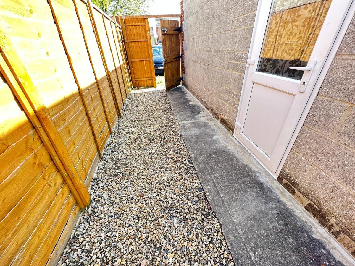 Edinburgh Street Home - Beautiful House With Free Parking And Wifi, Equipped With Comfy Furnitures Свіндон Екстер'єр фото
